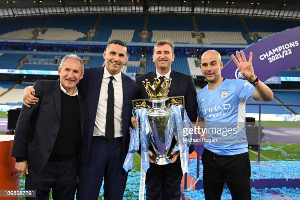 Khaldoon Al Mubarak bersama Direktur Manchester City Ferran Soriano dan Txiki Begiristain, didampingi Pep Guardiola saat merayakan gelar juara liga inggris pada 22 Mei 2022
